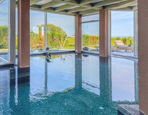 Piscina coperta, una piscina riscaldata