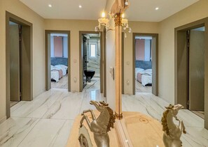 4 bedrooms, desk, iron/ironing board, free WiFi