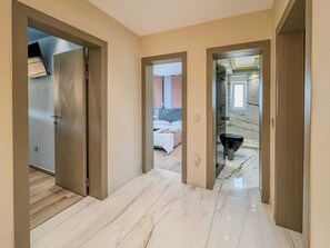 4 bedrooms, desk, iron/ironing board, free WiFi