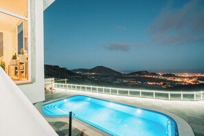 Outdoor pool, a heated pool - Villa with private pool ideal for groups (aldea blanca)