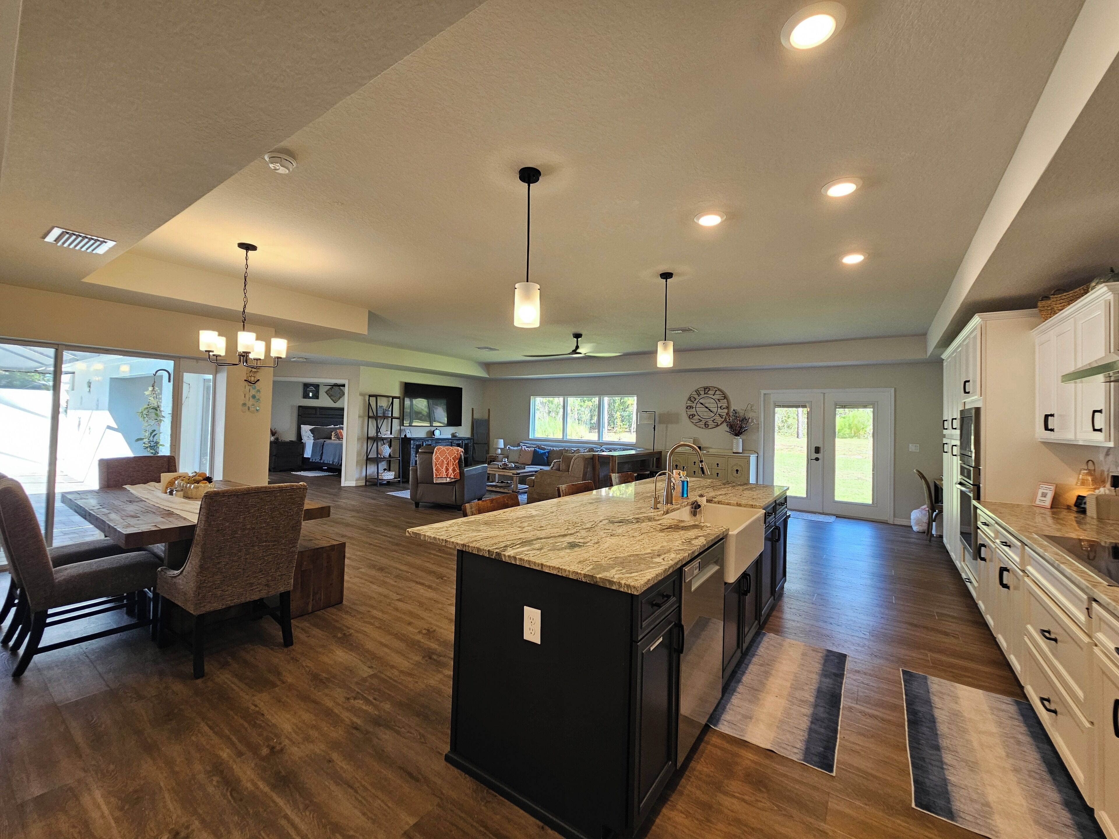 Four à micro-ondes, un four, surface de cuisson, lave-vaisselle