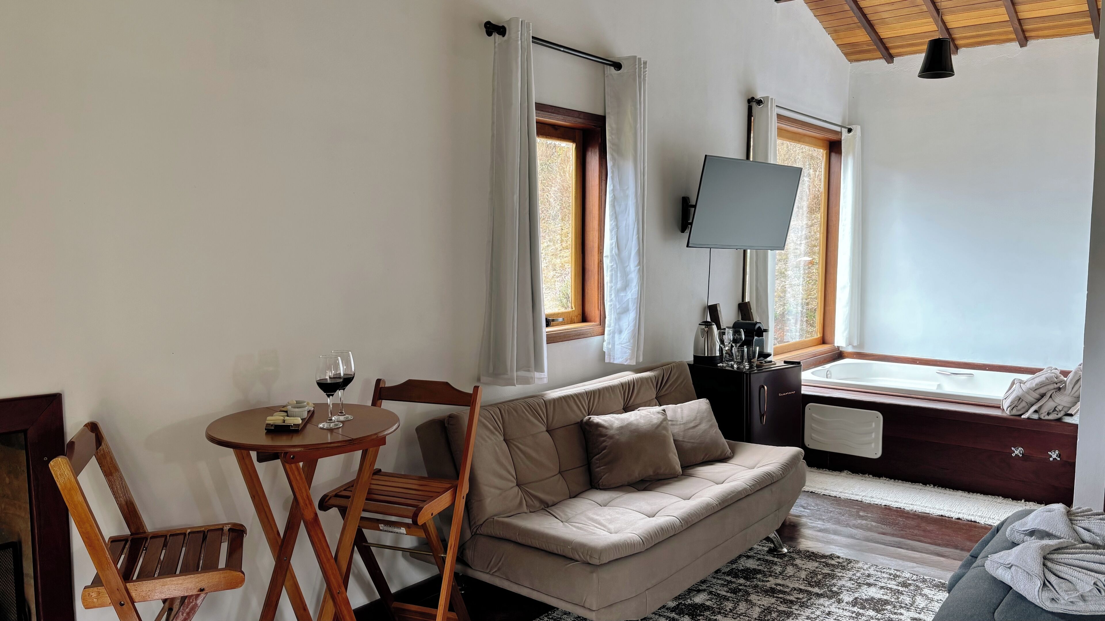 Comfort Chalet, Lanai, Mountain View | Living area | Books