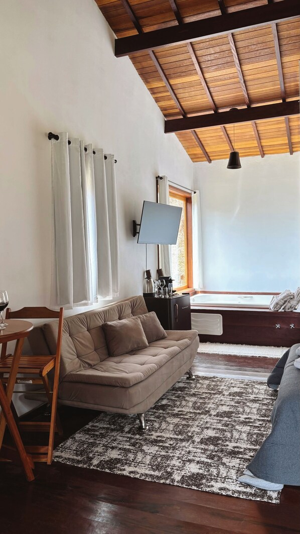 Chalet Confort, lanai, vista a la montaña | Área de sala de estar | Libros 