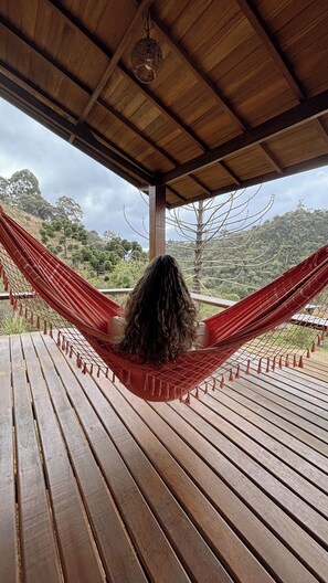 Chalet Deluxe, lanai, vista a la montaña | Lanai