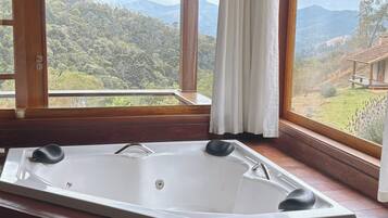 Chalé luxo, varanda coberta, vista para a montanha | Banheira de hidromassagem particular