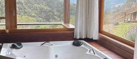 Chalet Deluxe, véranda, vue montagne | Bain à remous privé