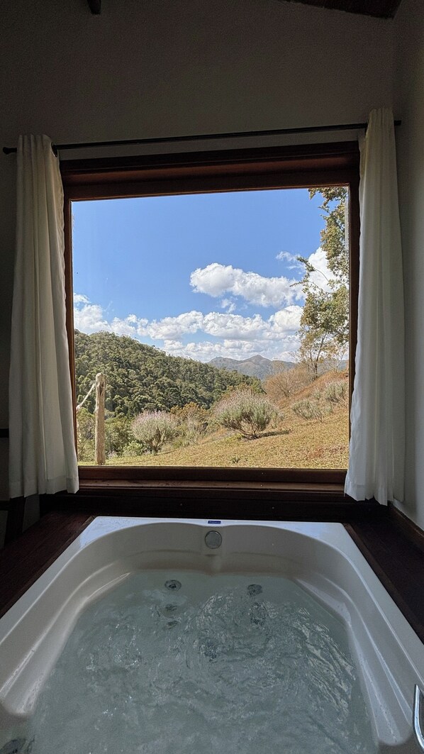 Comfort Chalet, Lanai, Mountain View | Jetted bathtub