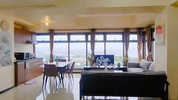 Signature Condo, 1 Bedroom, Non Smoking, Kitchen | Living room | 30-inch flat-screen TV with digital channels
