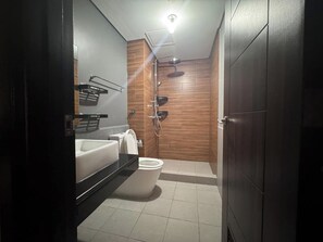 Signature Condo, 1 Bedroom, Non Smoking, Kitchen | Bathroom | Shower, free toiletries, towels, soap - Levi&Moon's Haven in the Sky 2Bath (Pasay)