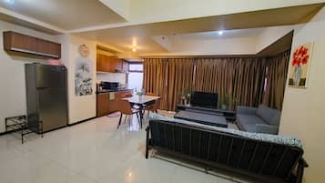 Signature Condo, 1 Bedroom, Non Smoking, Kitchen | In-room dining
