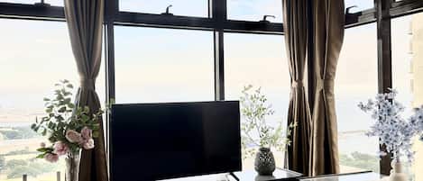 Signature Condo, 1 Bedroom, Non Smoking, Kitchen | Living room | 30-inch flat-screen TV with digital channels