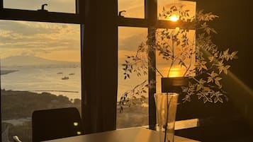 Signature Condo, 1 Bedroom, Non Smoking, Kitchen | In-room dining