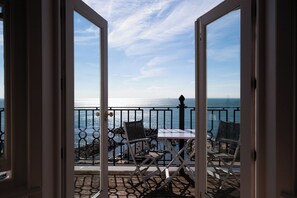 Suite monolocale, vista mare | Ferro/asse da stiro, Wi-Fi gratuito