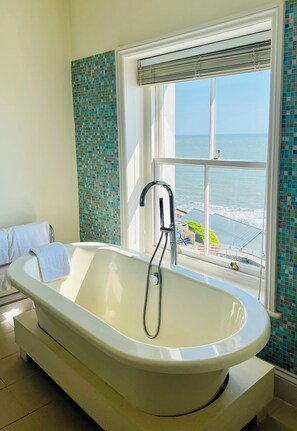 Habitación doble de lujo, vista al mar | Baño | Pantuflas 