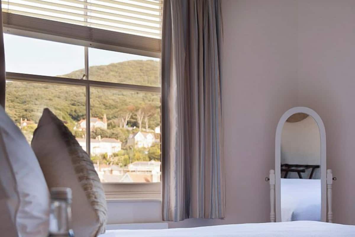 Habitación doble Confort, vista a la colina | Tabla de planchar con plancha y wifi gratis