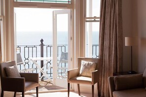 Suite monolocale, vista mare | Ferro/asse da stiro, Wi-Fi gratuito