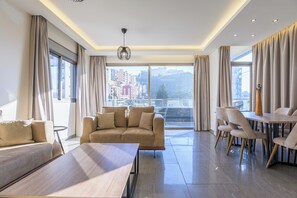 Apartamento, 2 quartos, cozinha, vista para a cidade | Sala de estar