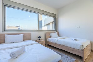 公寓, 2 间卧室, 厨房, 城市景观 | 办公桌、笔记本电脑工作区、遮光窗帘、熨斗/熨衣板