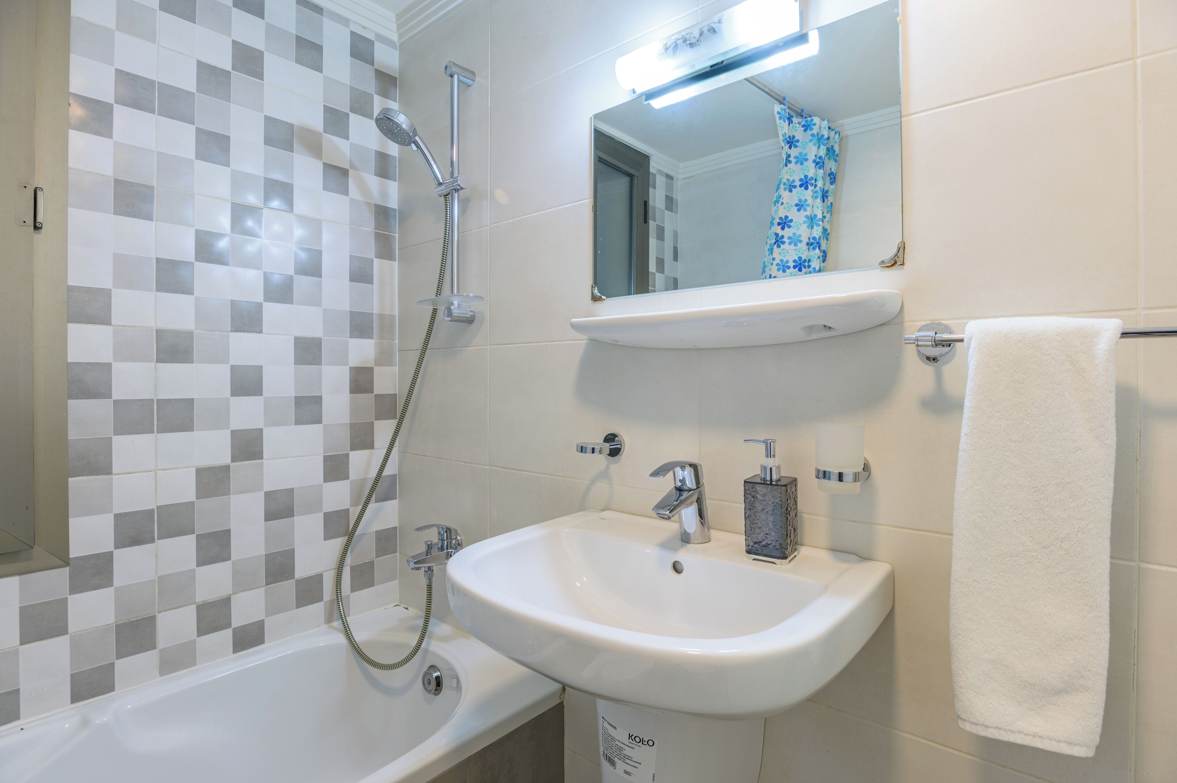 Un baño con bañera, lavamanos, ducha y espejo.
