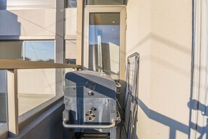 Apartamento, 2 quartos, cozinha, vista para a cidade | Sacada