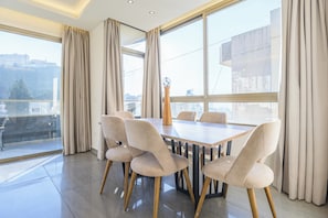 Apartment, 2 Bedrooms, Kitchen, City View | In-room dining