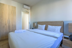 Departamento, 2 habitaciones, cocina, vista a la ciudad | Escritorio, espacio para trabajar con laptop y cortinas blackout 
