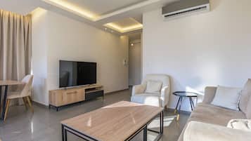 Apartment, 2 Bedrooms, Kitchen, City View | Living room
