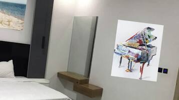 4 bedrooms, iron/ironing board, WiFi, bed sheets