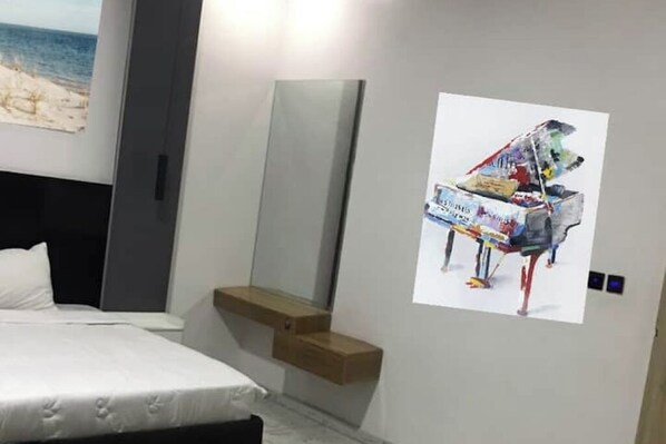 4 bedrooms, iron/ironing board, WiFi, bed sheets