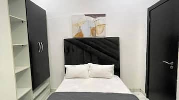 1 habitación, tabla de planchar con plancha, wifi y ropa de cama