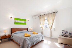 4 bedrooms, iron/ironing board, WiFi, bed sheets