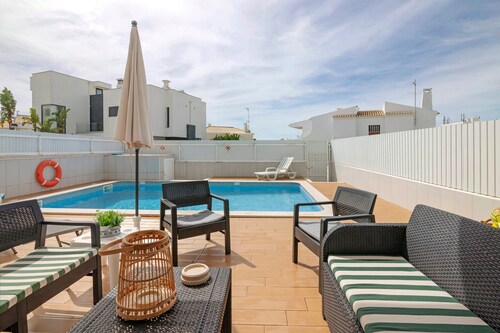 Villa Mar – Close to Galé Beach, with Pool
