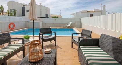 Villa Mar – Close to Galé Beach, with Pool