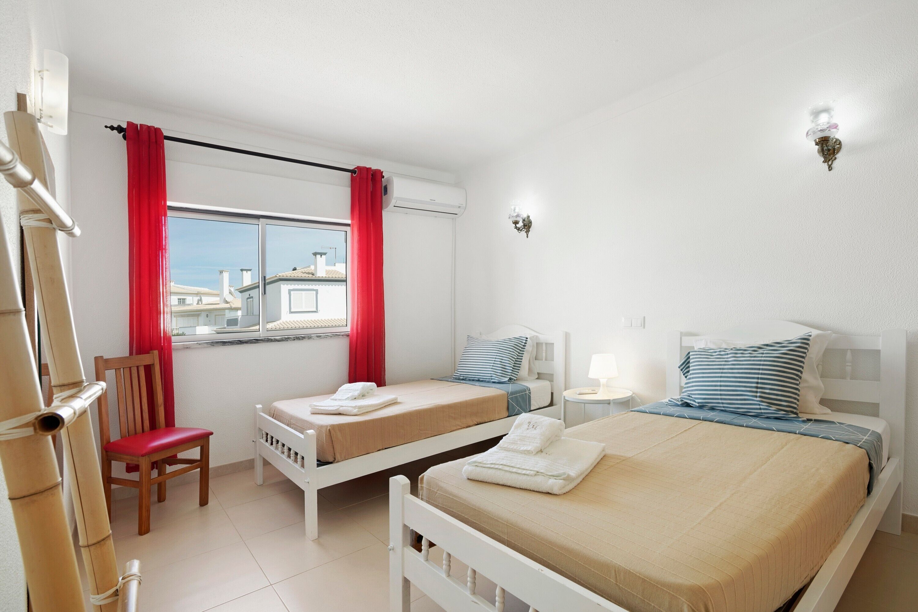 4 bedrooms, iron/ironing board, WiFi, bed sheets