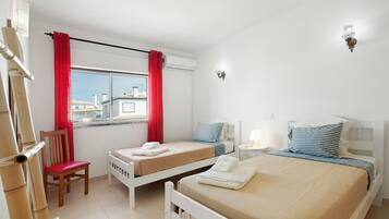 4 bedrooms, iron/ironing board, WiFi, bed sheets