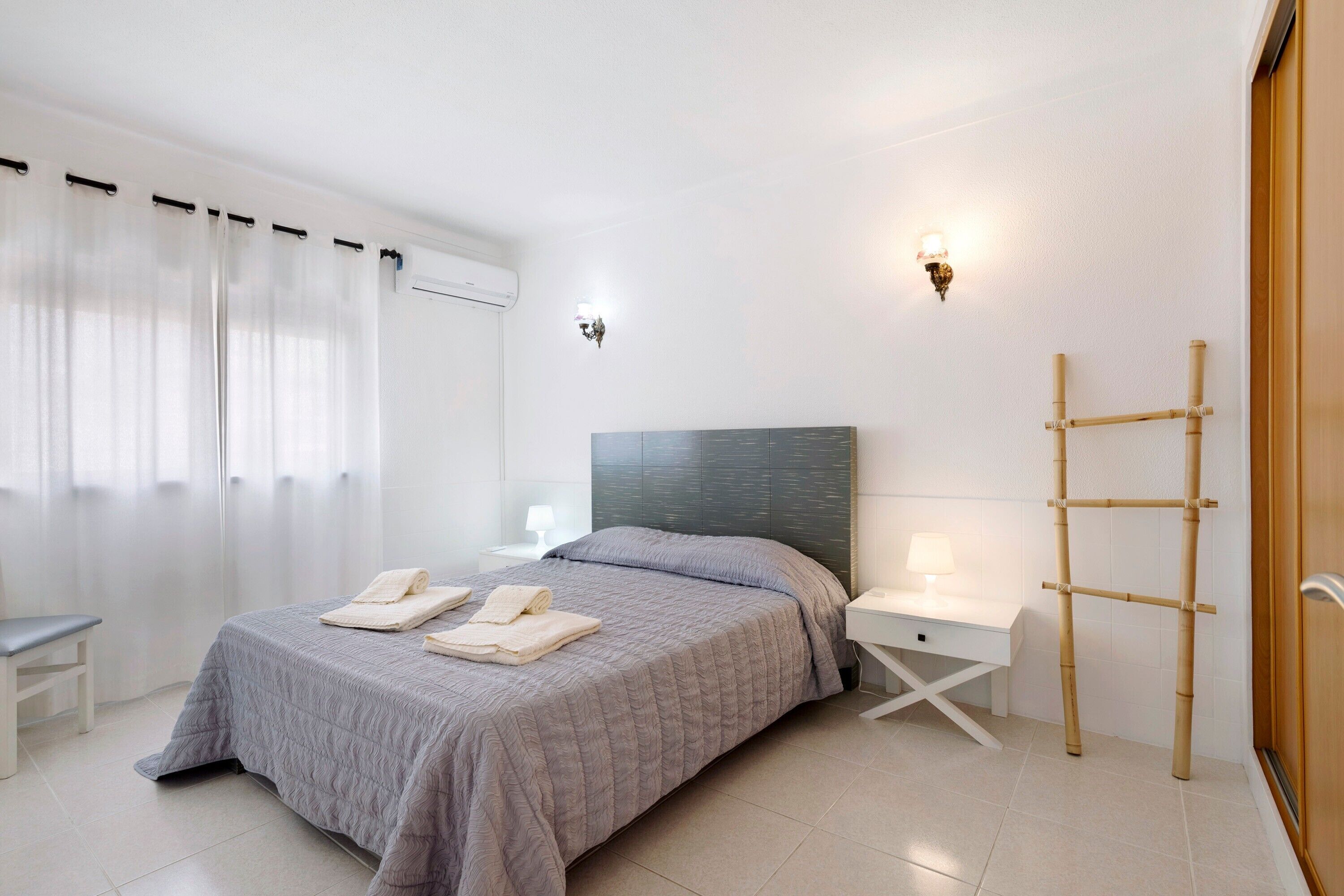 4 slaapkamers, een strijkplank/strijkijzer, wifi, beddengoed