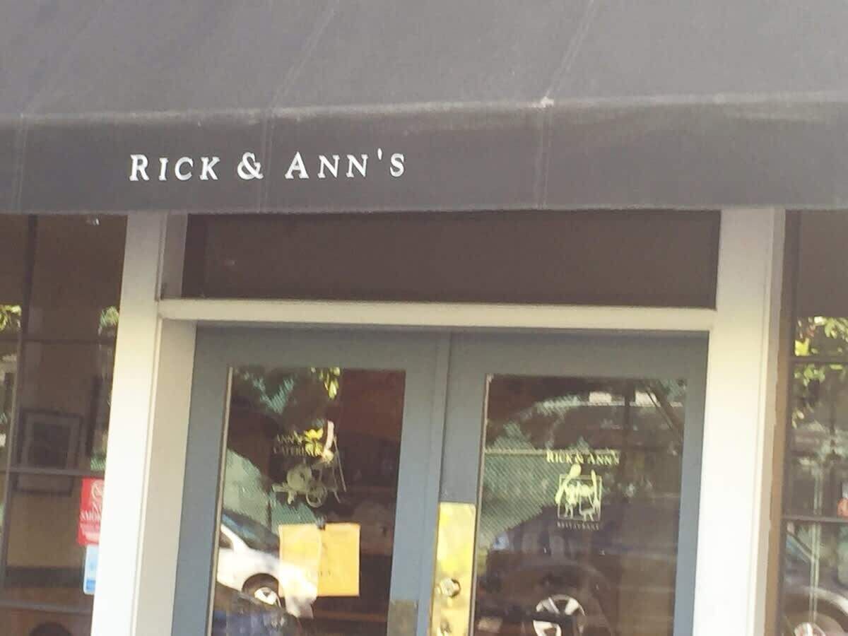 De gevel van Rick & Ann's, met een duidelijk bord boven de ingang.