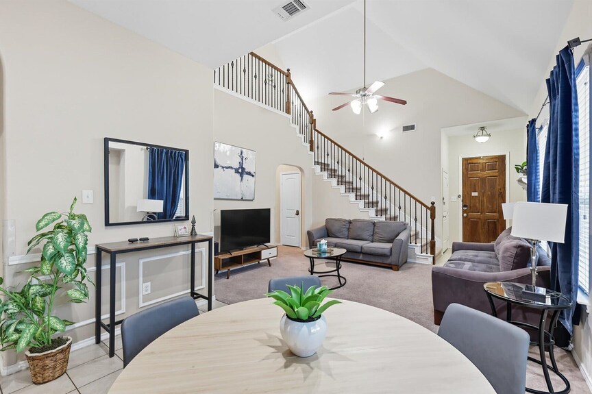Spacious 5-bd/3-ba Forest View Getaway (Sleeps 13) - Cedar Hill, TX