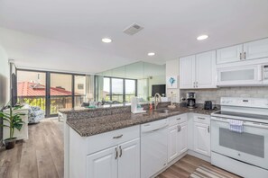 Réfrigérateur, four à micro-ondes, un four, surface de cuisson