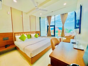 Habitación doble Deluxe, vista a la ciudad | Escritorio, espacio para trabajar con laptop y wifi gratis