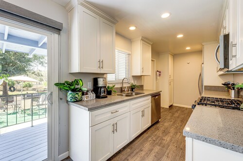 Pet-friendly Apt 11 Mi to Dtwn San Diego!