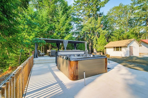 4 Mi to River: Umpqua Valley Villa w/ Fire Pit!