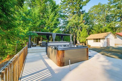 4 Mi to River: Umpqua Valley Villa w/ Fire Pit!