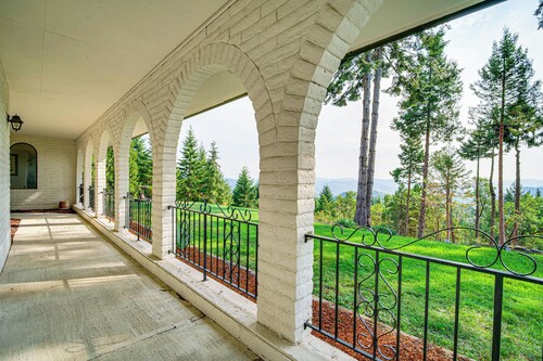 4 Mi to River: Umpqua Valley Villa w/ Fire Pit!