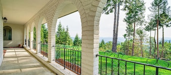 4 Mi to River: Umpqua Valley Villa w/ Fire Pit!