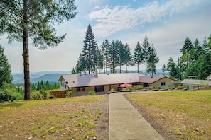 Villa (4 Bedrooms) | Interior - Mtn Views & Hot Tub: Umpqua Valley Villa! (Roseburg)