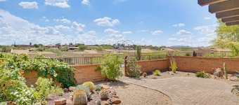 Quiet Townhome w/ Mountain Views in Green Valley