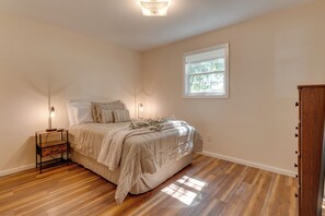 House (2 Bedrooms) | Interior - 9 Mi to Effingham: Pet-friendly Rural Escape (Montrose)