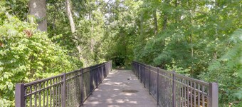 1 Block to Loveland Bike Trail: 'the Frog Man Inn'