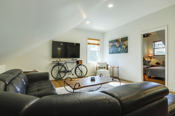 1 Block To Loveland Bike Trail: 'The Frog Man Inn' - Loveland, OH